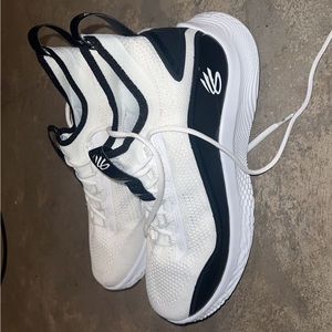 UNDER ARMOR CURRY 8’S WHITE/BLACK